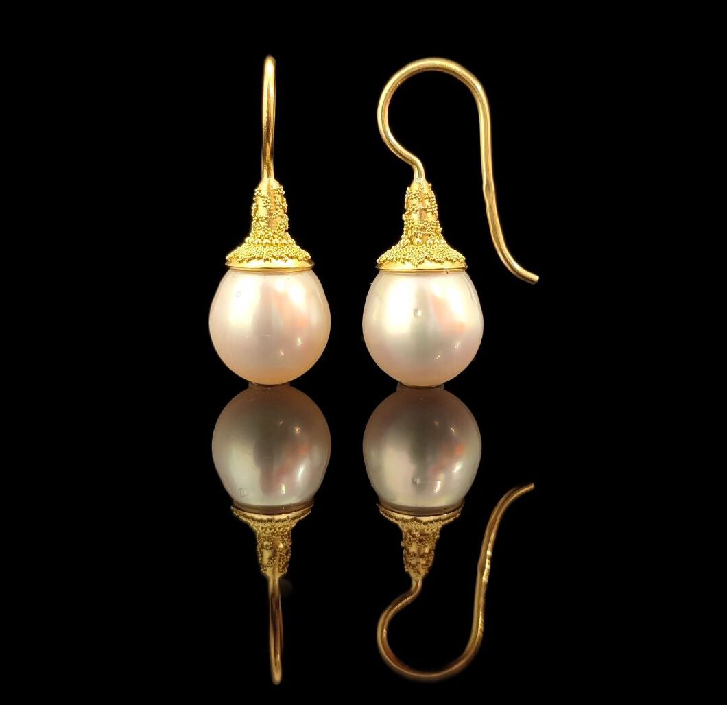 Klassieke oorbellen van goud met granules en witte zuidzee parels