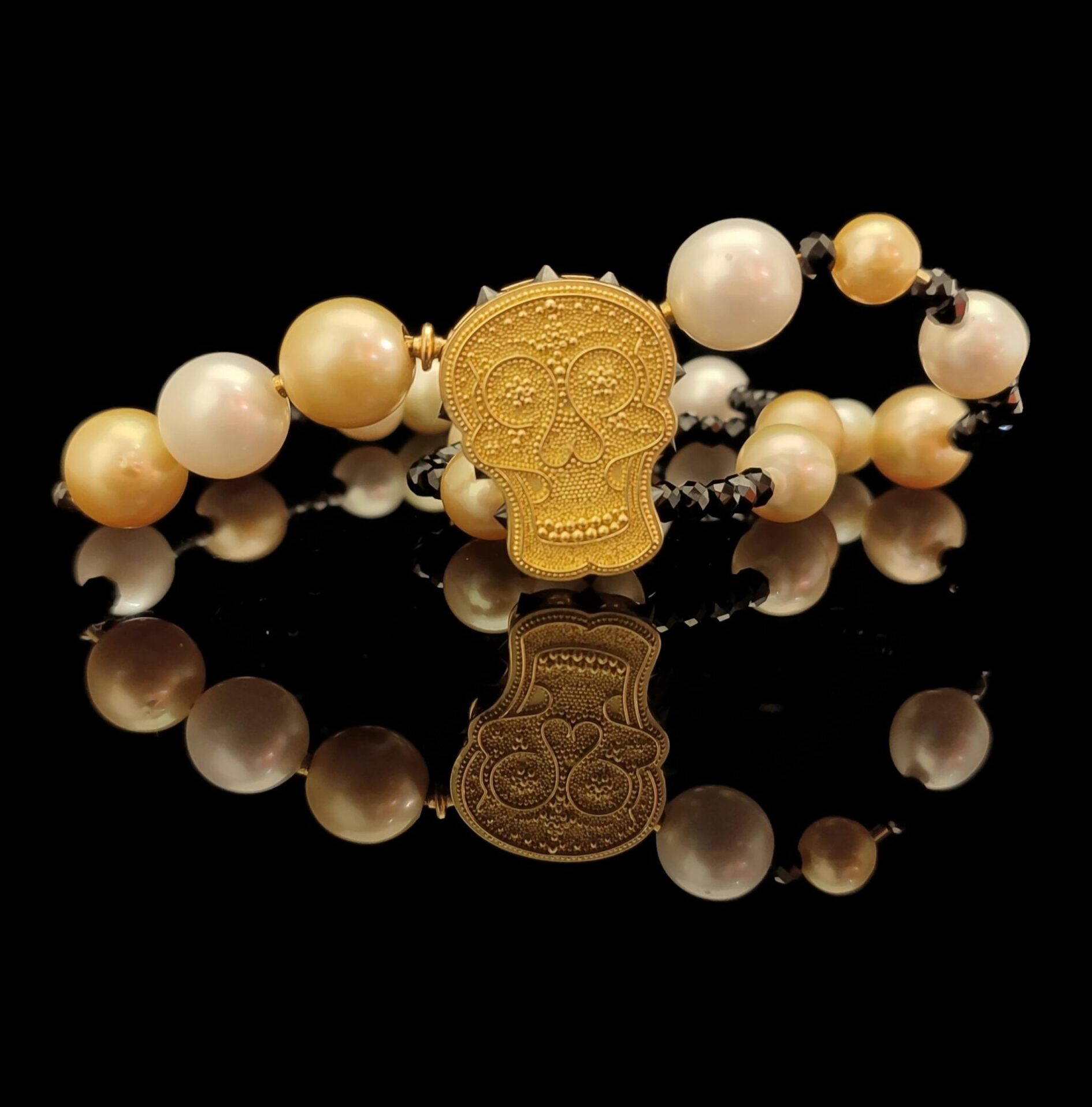 Skull pendant granulated in 18 kt gold